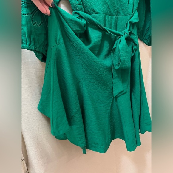 DKNY Green Long Sleeve Dress Size 4 Tie Waist Wrap Top Floral Detail Mini - Picture 2 of 9